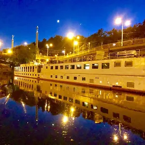 florentina-boat-hotel.praguehotelsweb.com/